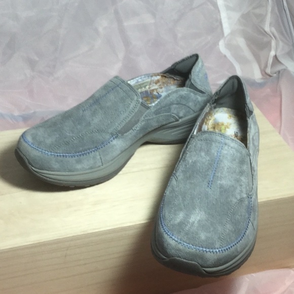 Sketchers Memory Foam gel infused suede slip ones - Picture 3 of 7